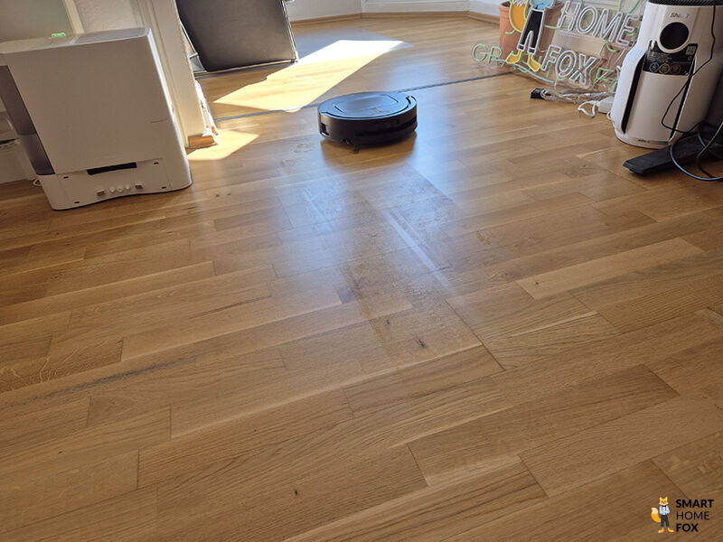 Der ECOVACS DEEBOT T80 OMNI hinterlässt ein sauberes, streifenfreies Wischbild auf Parkett.